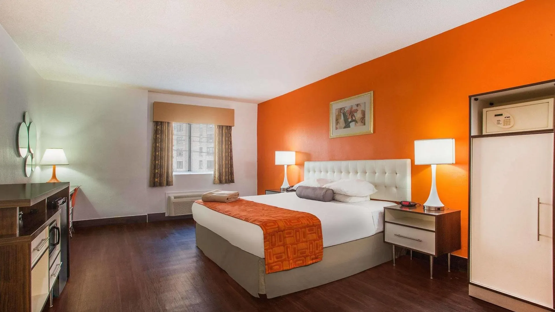 West Farms Hotel New York 2*,